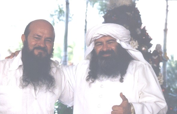 El Muy Honorable Al Sheik Aleph Geburah Dr. Gonzalo Guevara (con turbante) y su hermano el Honorable Guru Pitric Dr. Patricio Guevara, Guias de la SOBERANA ORDEN DE INICIACION SOLAR SUFI GENIZAHR GEBURAH. Haga Click aqui y continue.